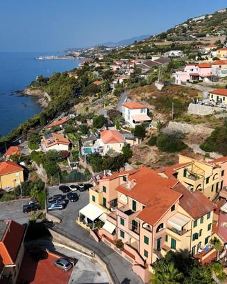3 LOCALI A CIPRESSA