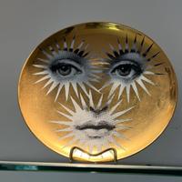 Fornasetti: Piatto Fornasetti dorato