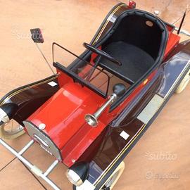 Auto a pedali Ford d'epoca