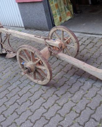 Antico aratro in legno con ruote con vomero bascul