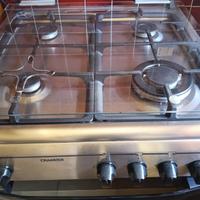 Cucina 4 fuochi con forno mai usato.