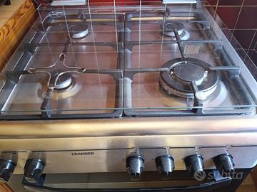 Cucina 4 fuochi con forno mai usato.