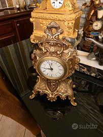 Antico orologio meccanico in antominio