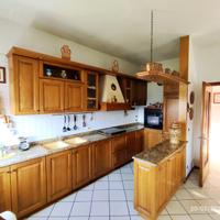 cucina in rovere massello e piano in granito 