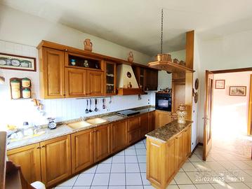 cucina in rovere massello e piano in granito 