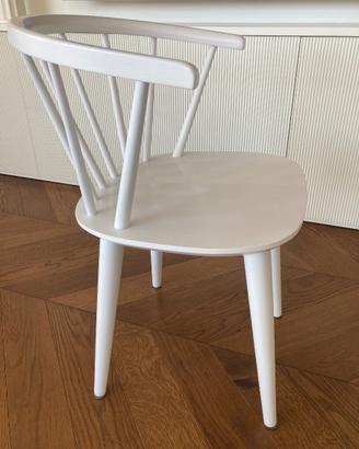 Sedia bianca di legno