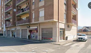 Locale commerciale su strada Tripla vetrina