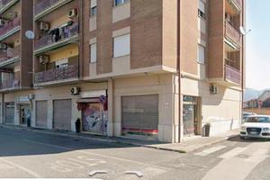 Locale commerciale su strada Tripla vetrina