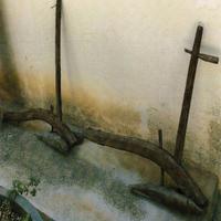 Antico aratro in legno 