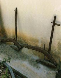 Antico aratro in legno 