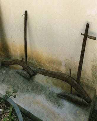 Antico aratro in legno 