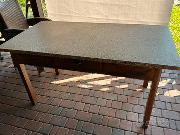 Tavolo legno massello e piano in granito