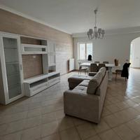 Mobili divano e tavolo