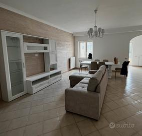 Mobili divano e tavolo