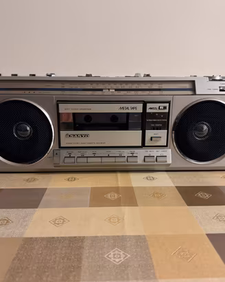 Stereo portatile con radio Sanyo Boombox 7950.