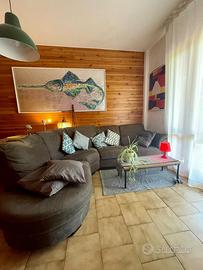 Divano angolare grigio 6 posti – comodo e spazioso