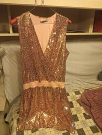 abito oro rosa scintillante con scollatura a V 