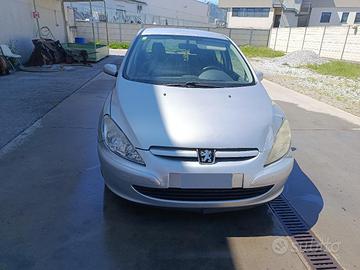 Auto per pezzi di ricambio 