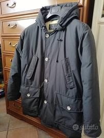 Giubbotto nero imbottito, con cappuccio