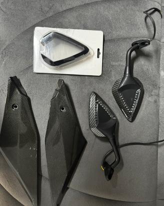 YAMAHA R1 specchietti e fianchetti in carbonio
