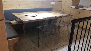 tavolo con gambe in vetro e top legno vecchio