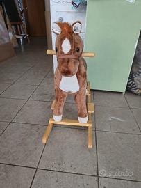 cavallo a dondolo in peluche e legno