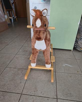 cavallo a dondolo in peluche e legno