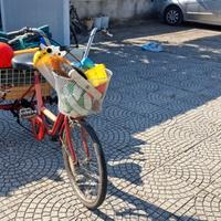 triciclo per adulti di colore rosso