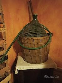 Damigiane e bottiglie per vino