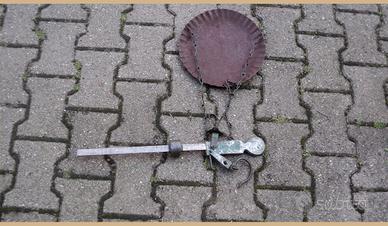 Bilancia con asta e un piatto