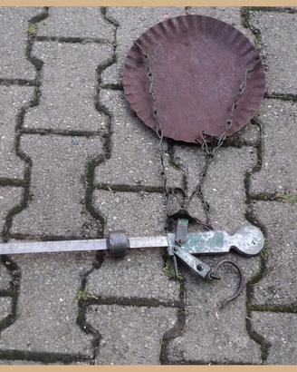 Bilancia con asta e un piatto