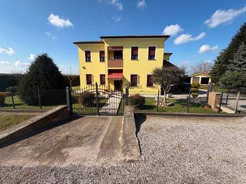 Villa di 244 m² con più di 5 locali e box auto dop