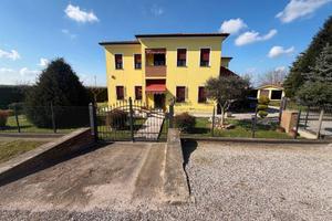Villa di 244 m² con più di 5 locali e box auto dop