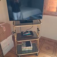 Carrello a tre ripiani con rotelle