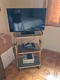 Carrello a tre ripiani con rotelle