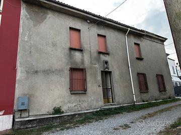 Casa di corte da ristrutturare totalmente