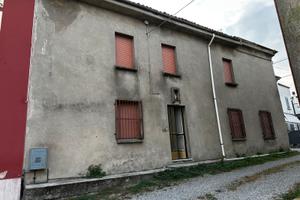 Casa di corte da ristrutturare totalmente