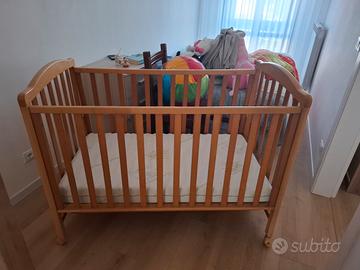 Lettino per bambini con materasso. 