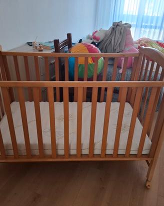 Lettino per bambini con materasso. 