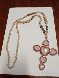 collana con croce rosa