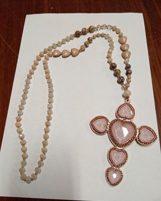 collana con croce rosa