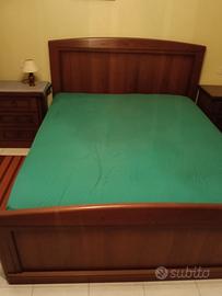 Camera da letto classica in legno