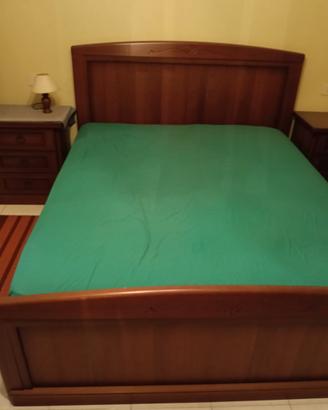 Camera da letto classica in legno