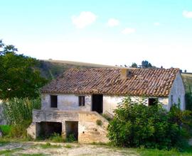 CASOLARE COLONICO DA RISTRUTTURARE con TERRENO