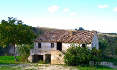 CASOLARE COLONICO DA RISTRUTTURARE con TERRENO