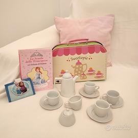 Valigetta con tazzine e libro delle principesse