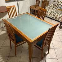 Arredamento sala da pranzo: Tavolo con sedie