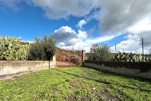 Ampio terreno agricolo con appartamento e depositi