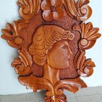Scultura in legno fatta a mano