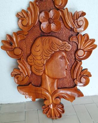 Scultura in legno fatta a mano